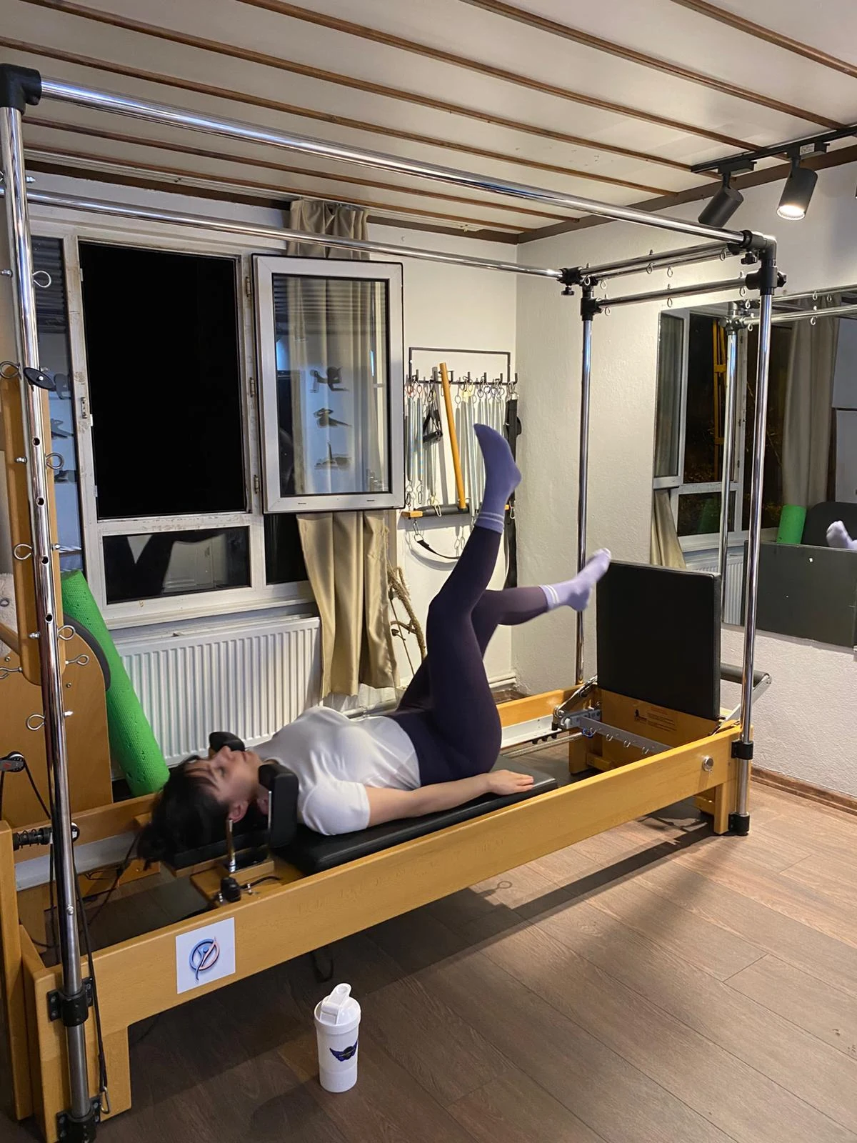 Reformer üzerinde bacak serisi yapan üye