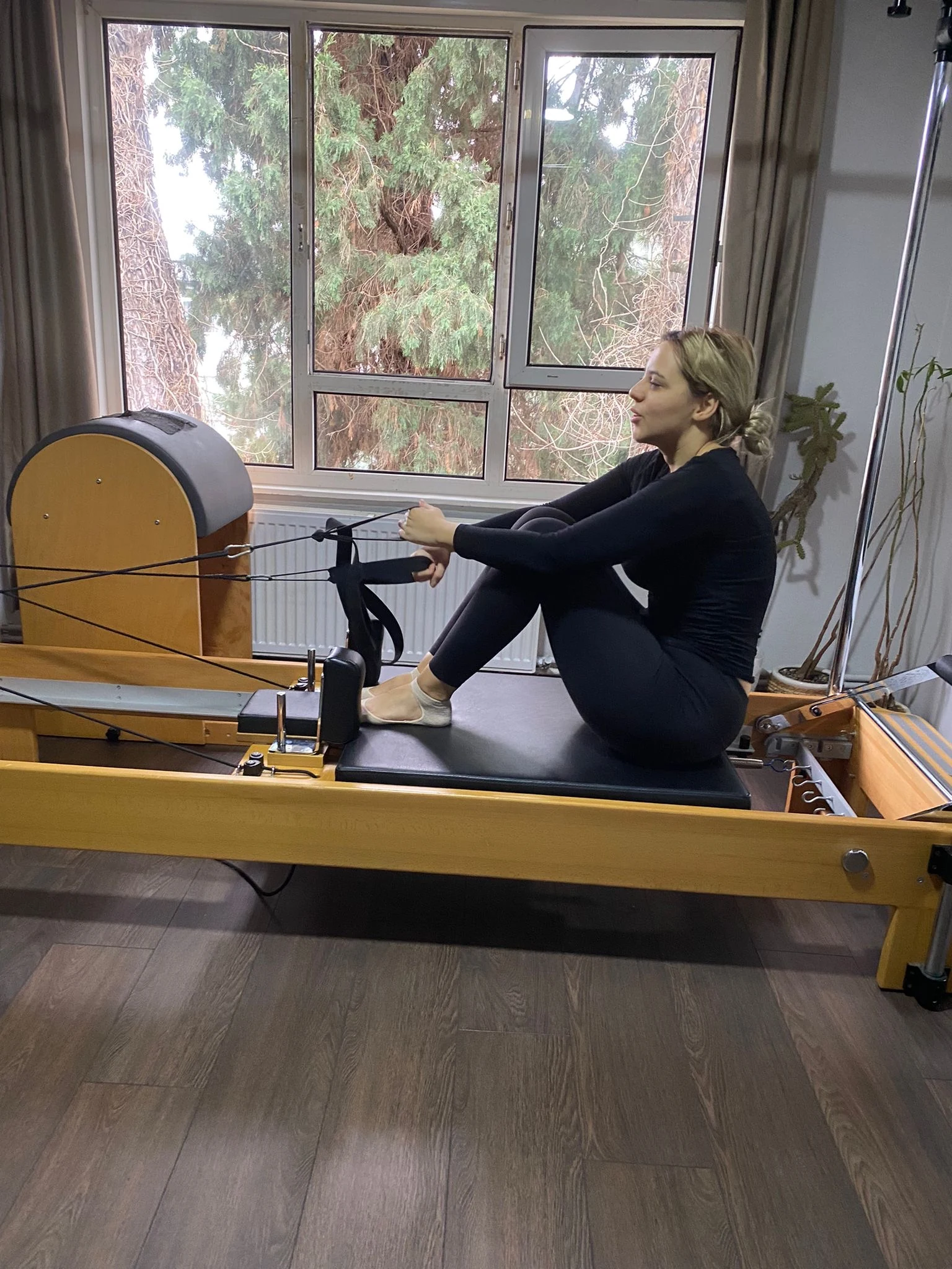Üyenin reformer üzerinde birebir Pilates çalışması